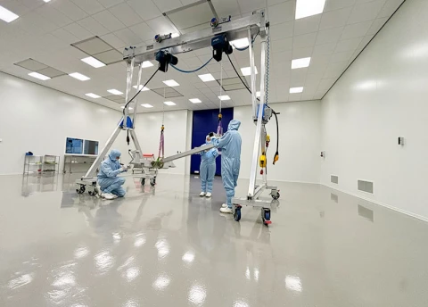 Eerste actiebeelden uit de nieuwe Van Geenen cleanroom.