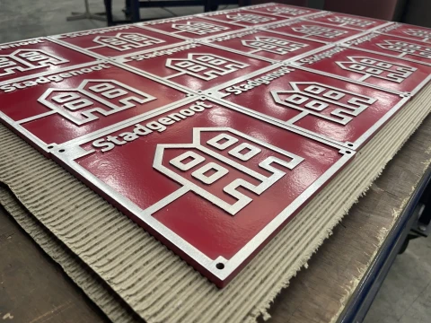 Decoratieplaatjes RVS machinaal slijpen